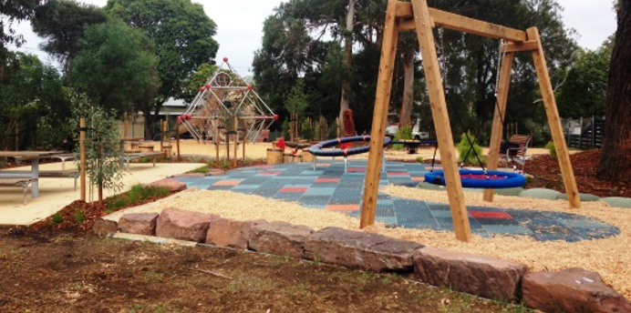 Lyell Iffla Reserve features a bird nest swing