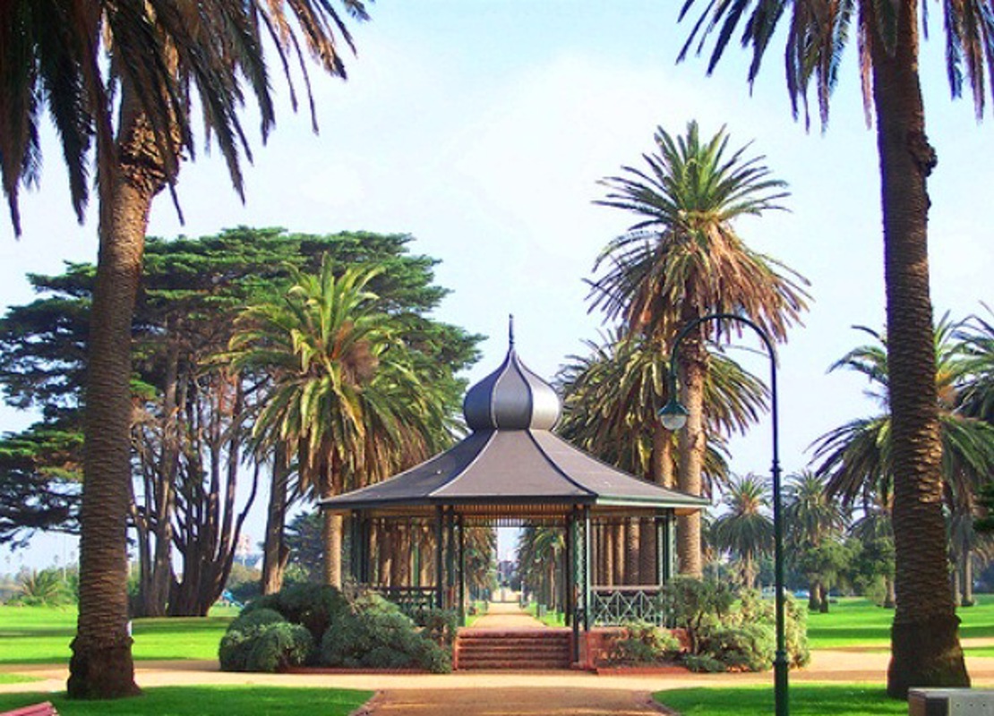 Path lined with palm trees leading to the rotunda at Catani Gardens