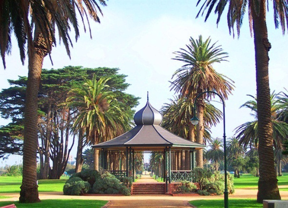 Path lined with palm trees leading to the rotunda at Catani Gardens