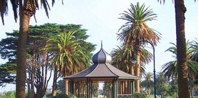 Palm tree lined pathway leading up to the Catani Gardens rotunda